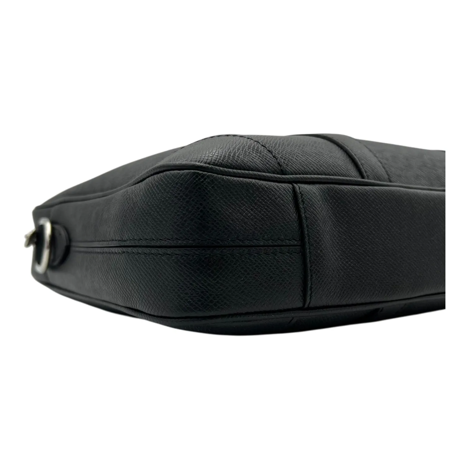 Porte Documents Voyage PM Black Messenger in Taiga Leather, Silver hardware