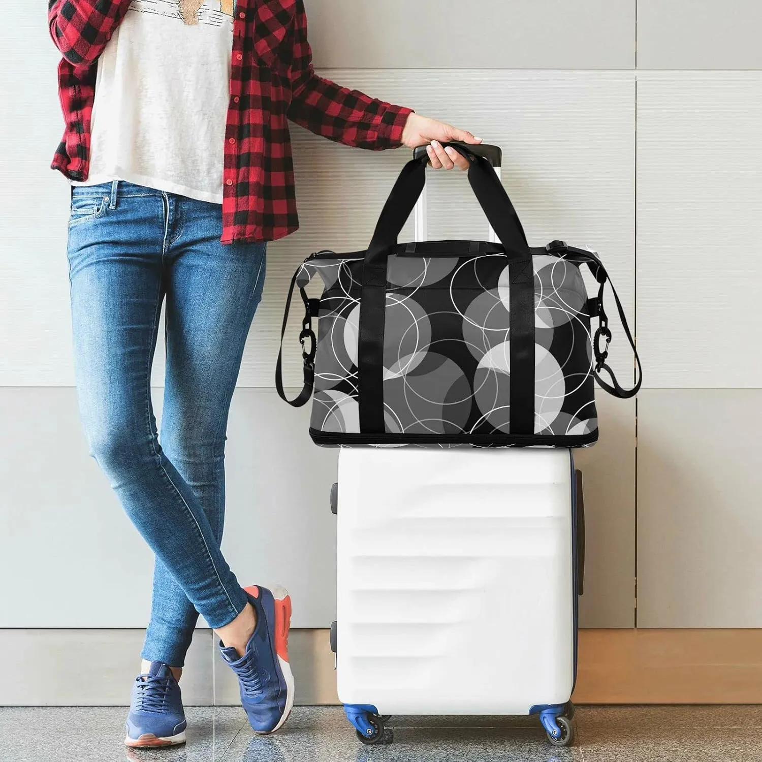 Retro Rings Black Grey White Circles Gym Duffel Bag, Polyester Travel Weekender Luggage Handbag with Waterproof Pocket for Wet Items, Unisex Foldable Tote for Sports