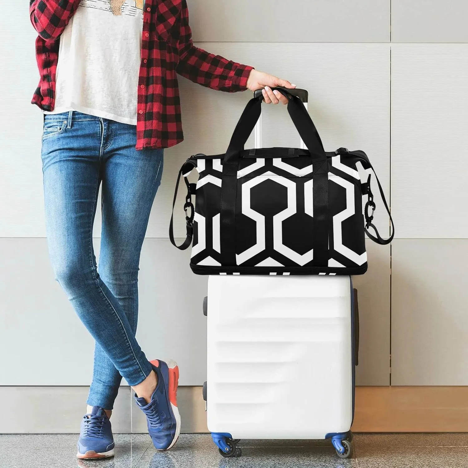 Seamless Geometric Hexagons Black White Abstract Polygon Pattern Gym Duffel Bag, Polyester Travel Weekender Luggage Handbag with Waterproof Pocket for Wet Items, Unisex Foldable Tote for Sports