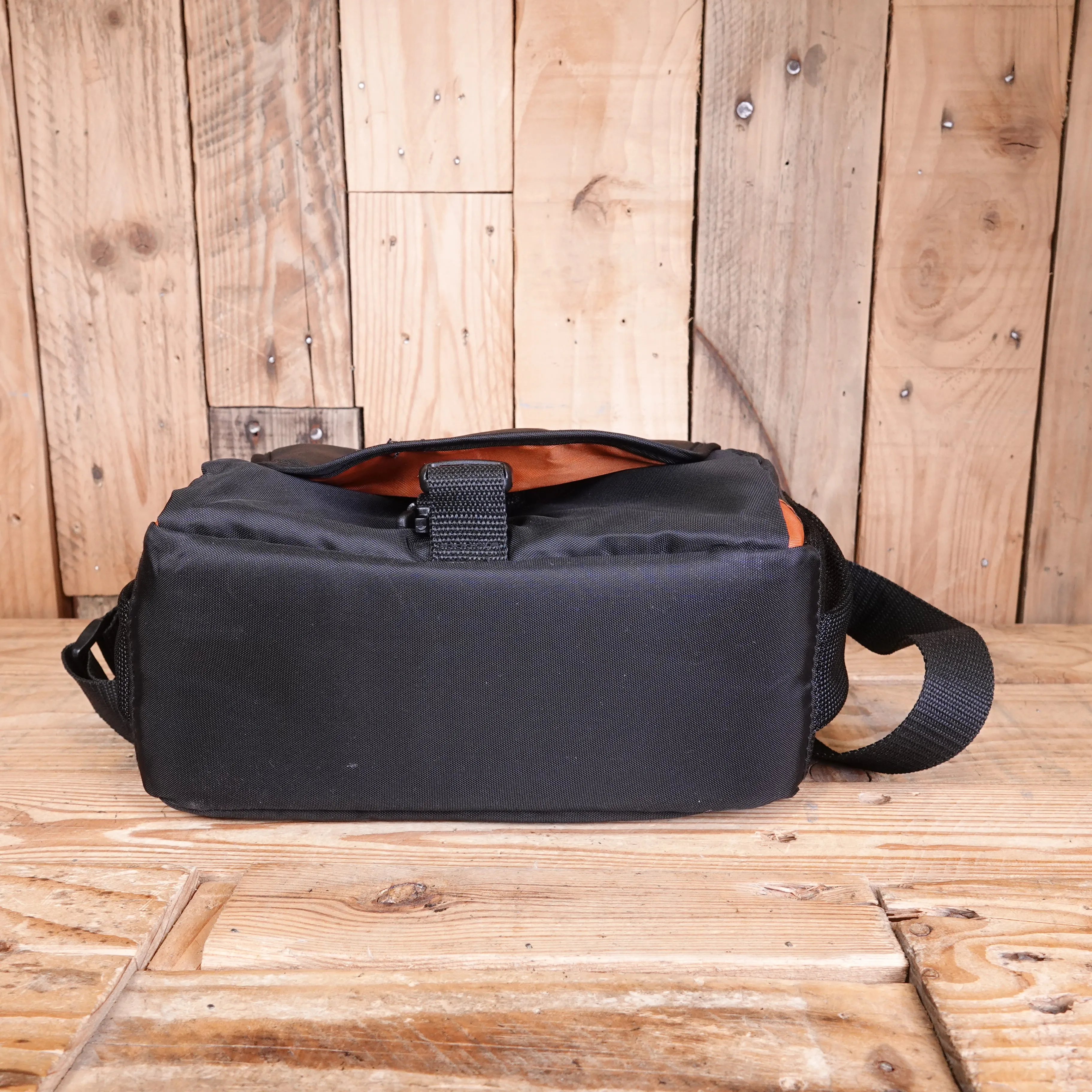 Used Tamrac 4252 Jazz 52 Messenger Camera Bag