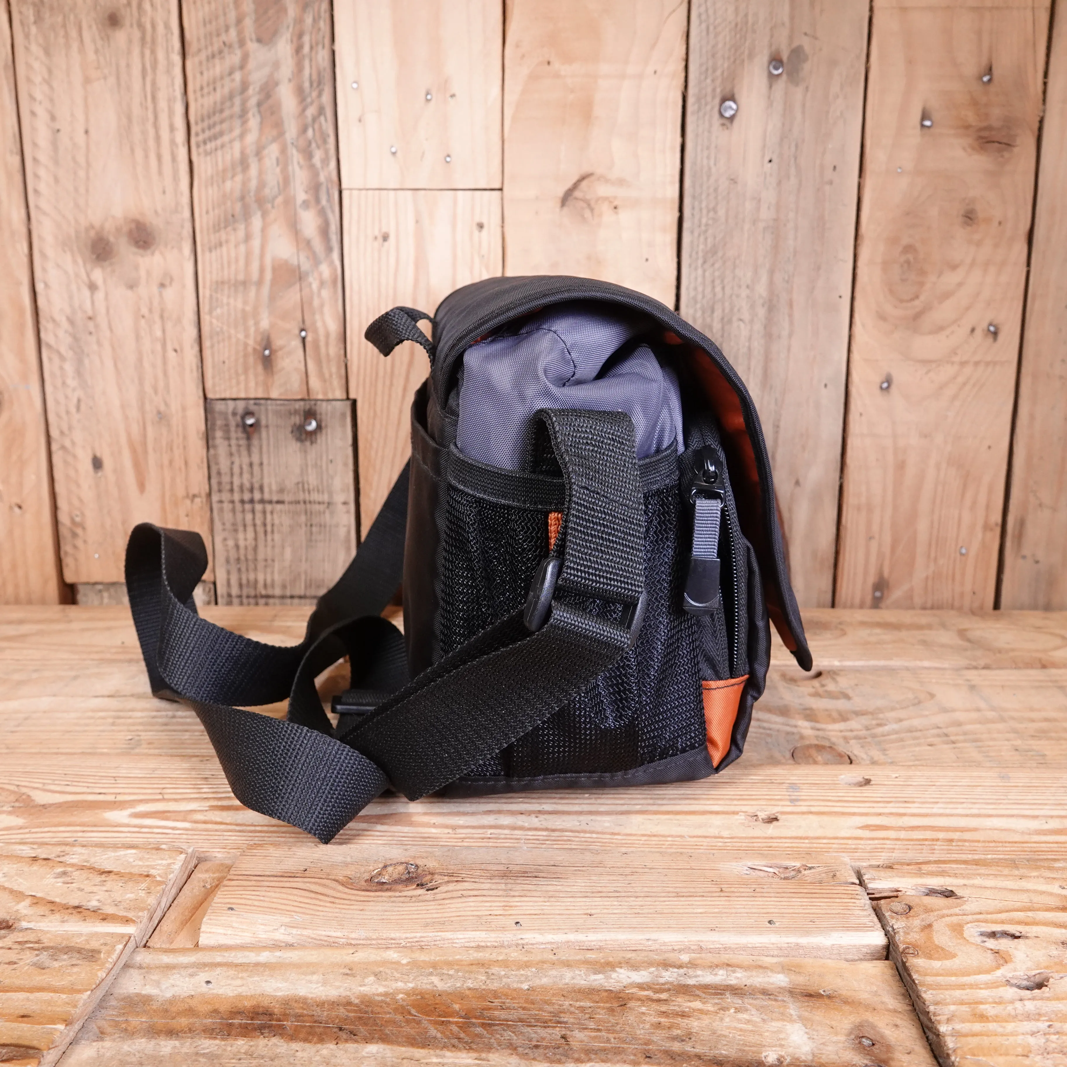 Used Tamrac 4252 Jazz 52 Messenger Camera Bag
